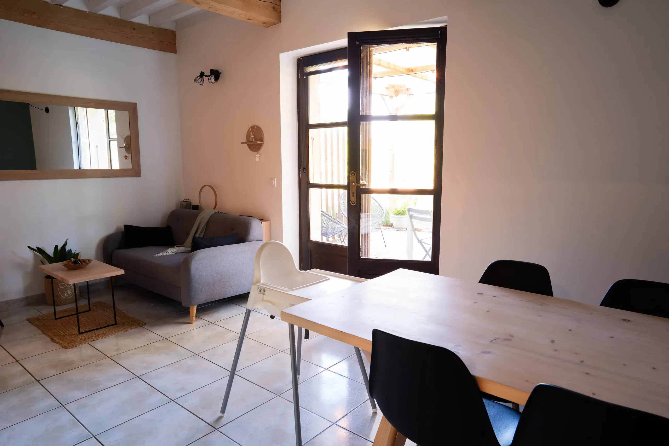 Chaise haute installée dans la pièce de vie du gîte L'Hospitalier