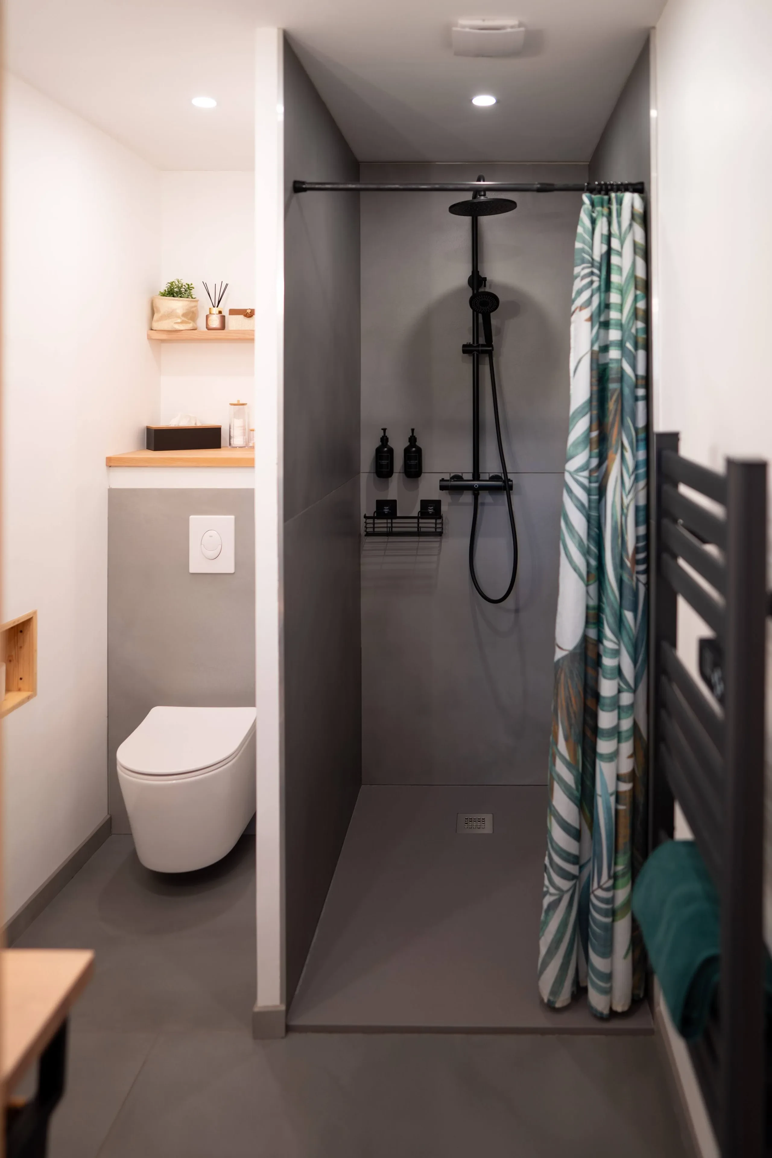 Salle de bain du gîte au rez-de-chaussée avec douche, WC et sèche-serviettes