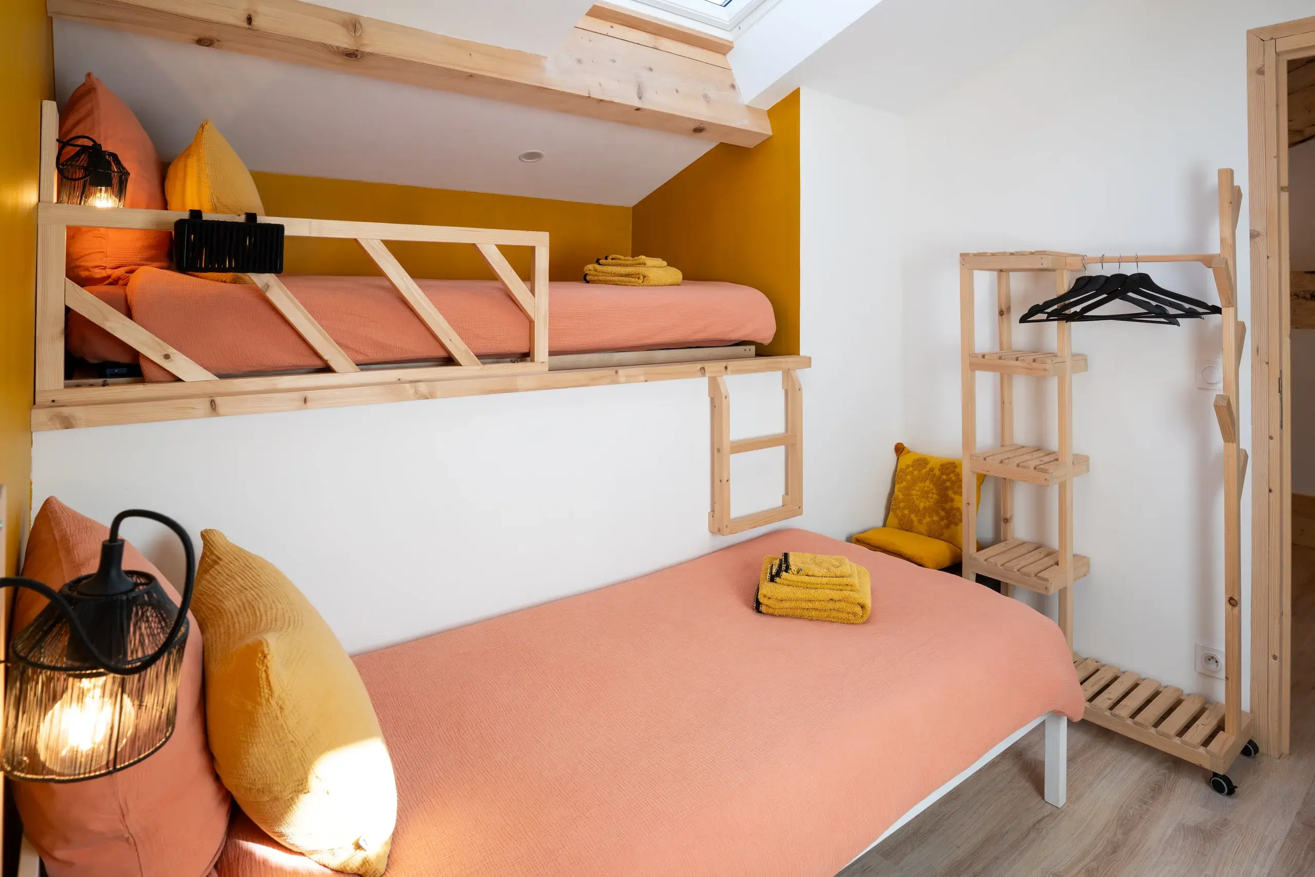 Chambre enfants du gite vue d'ensemble avec lits et velux