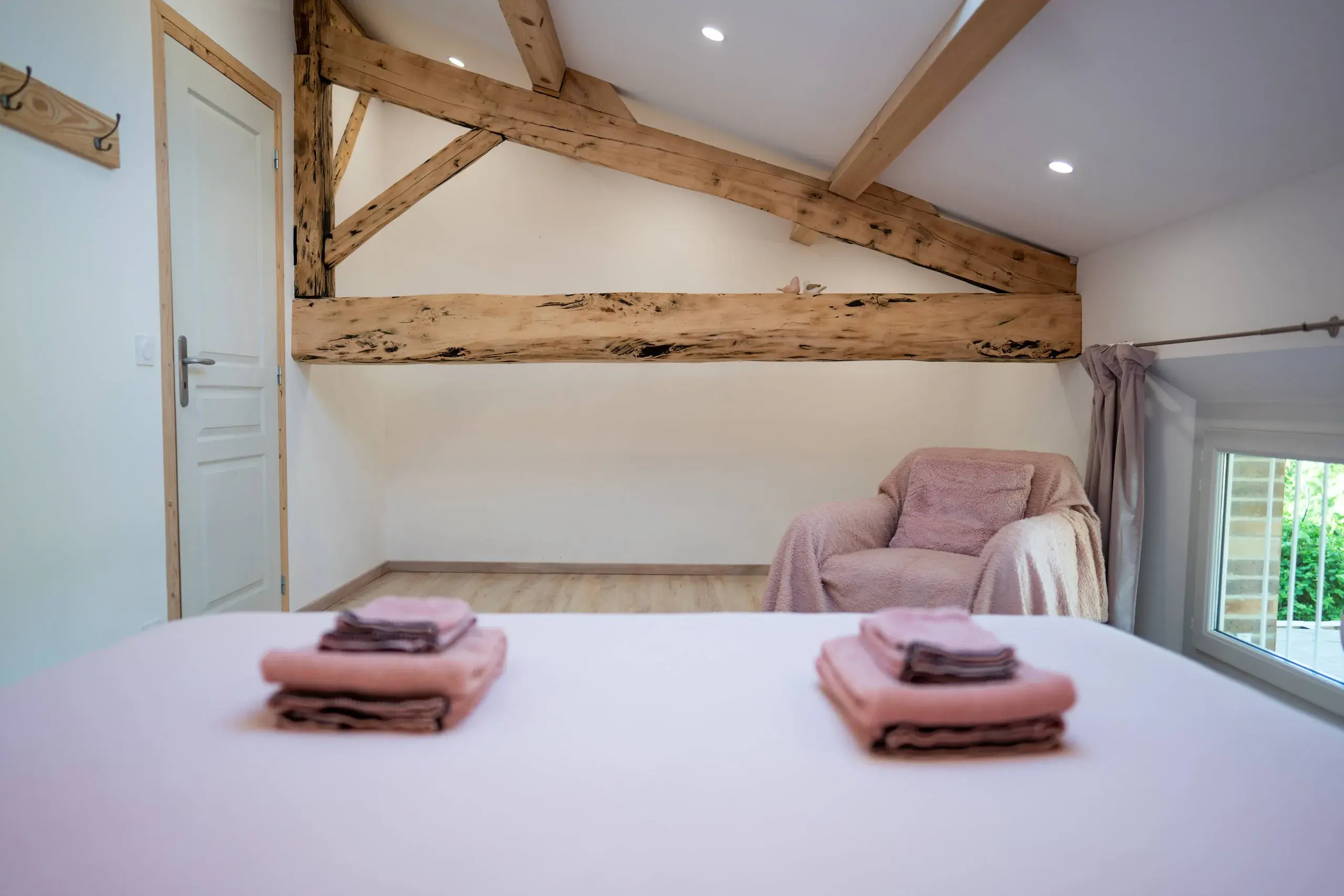 Chambre parentale du gite vue d'ensemble avec lit double et poutres