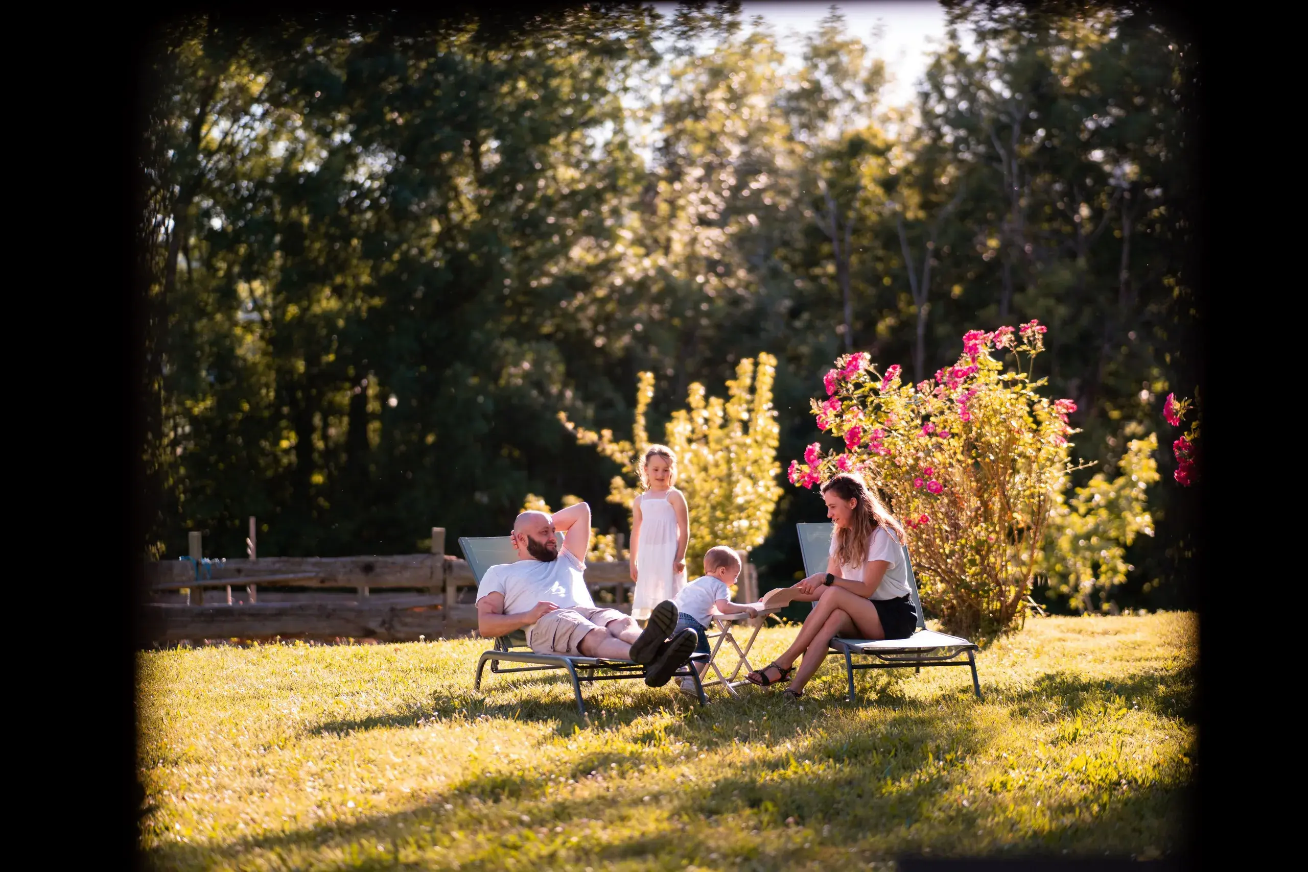 Transats dans le jardin du gîte L'Hospitalier, lumière de fin de journée