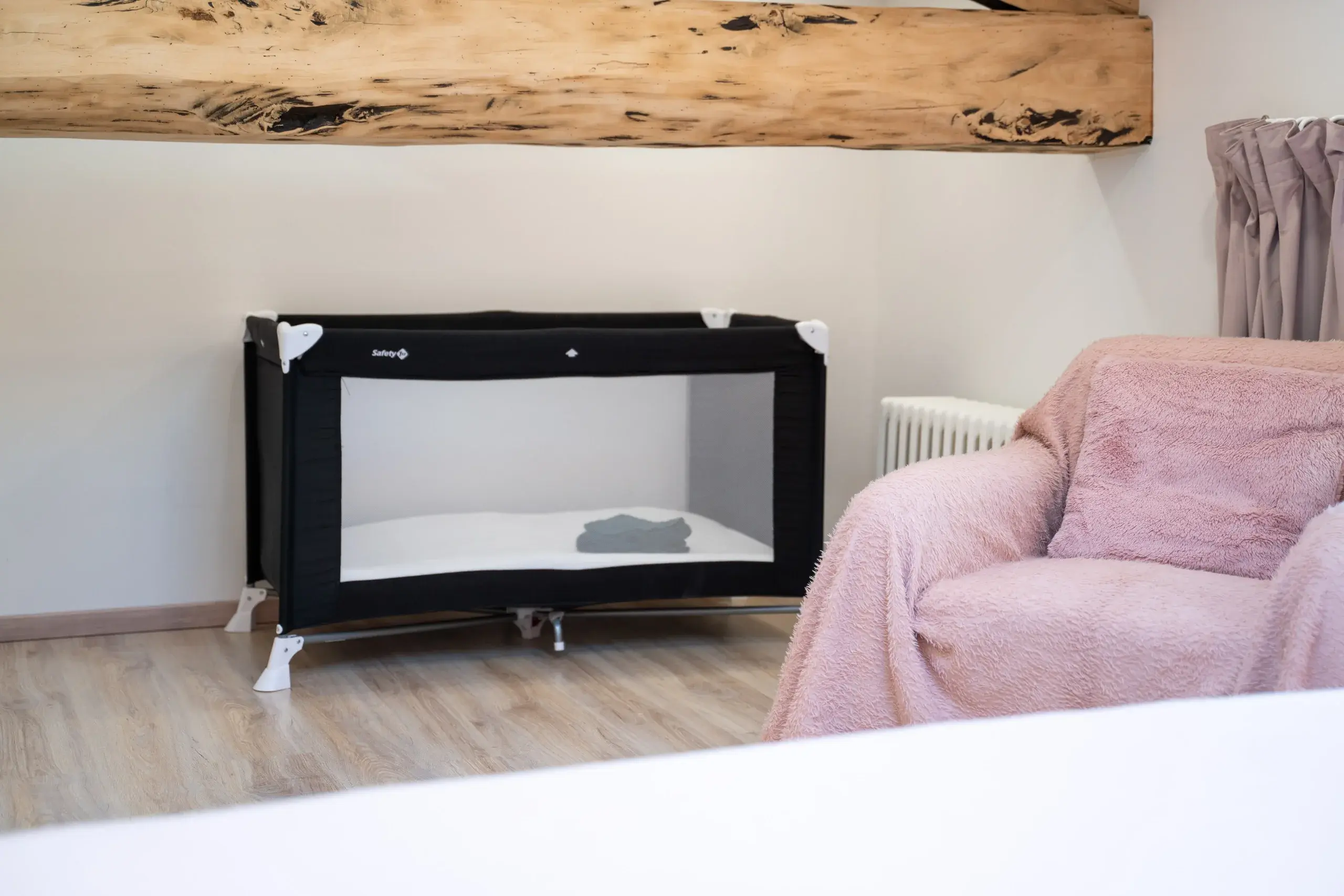 Lit bebe pret a l'emploi dans la chambre du gite