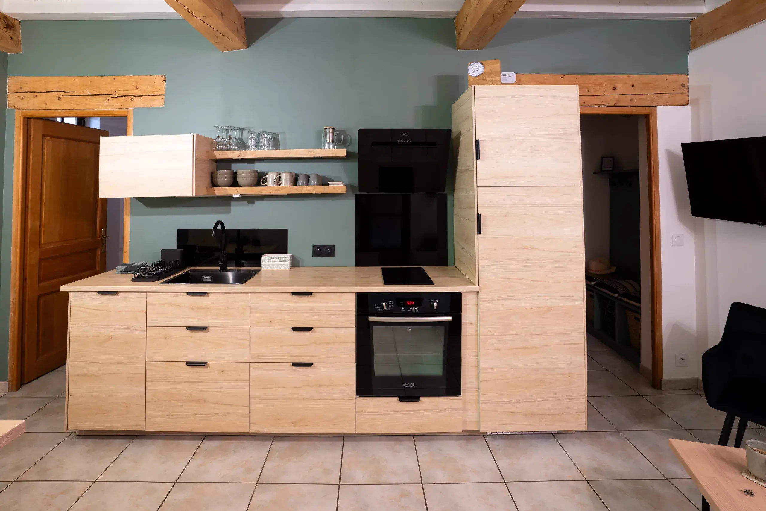 Cuisine equipee du gite vue de face avec plan de travail et equipements