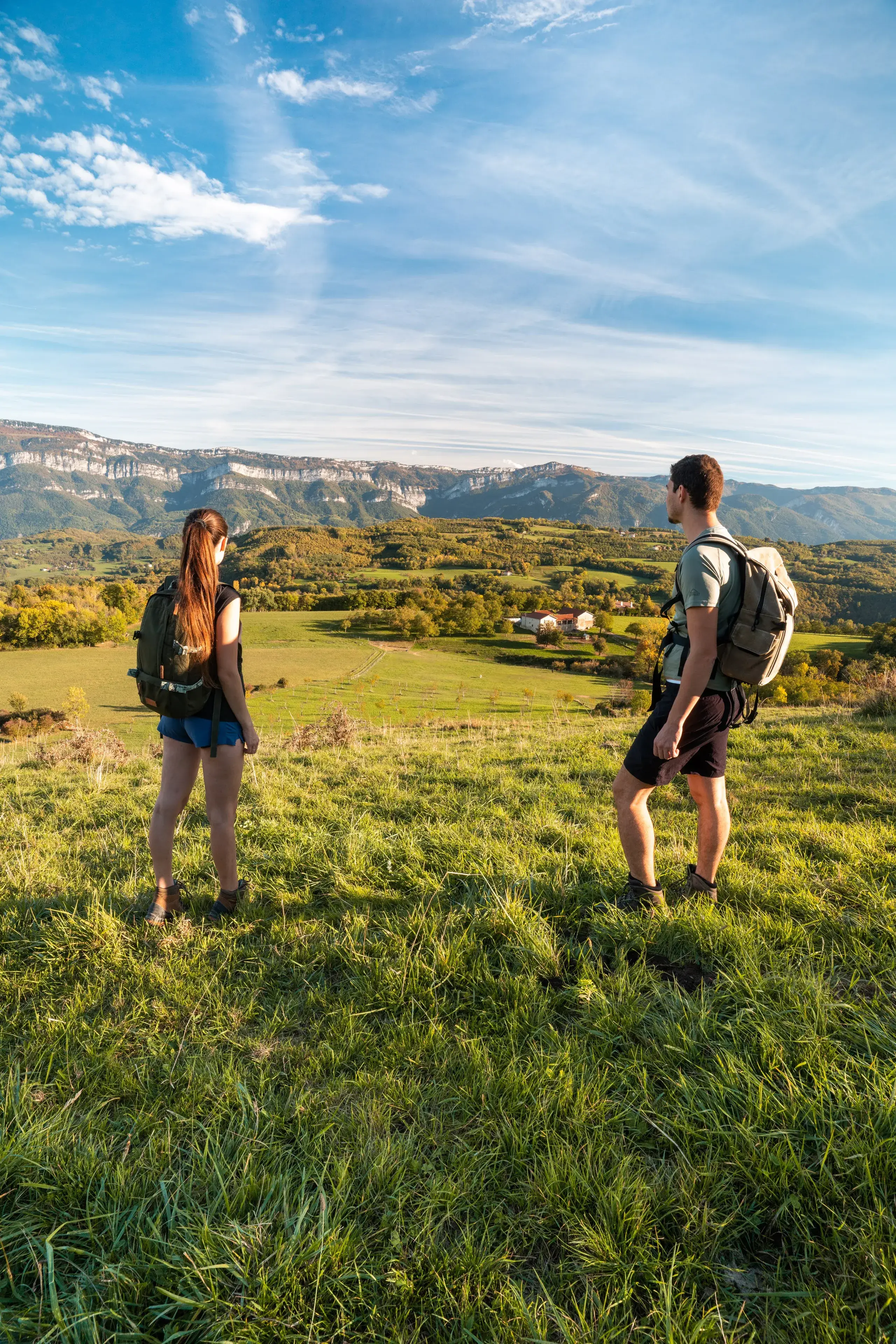 Deux randonneurs vus de dos observant le paysage du Vercors