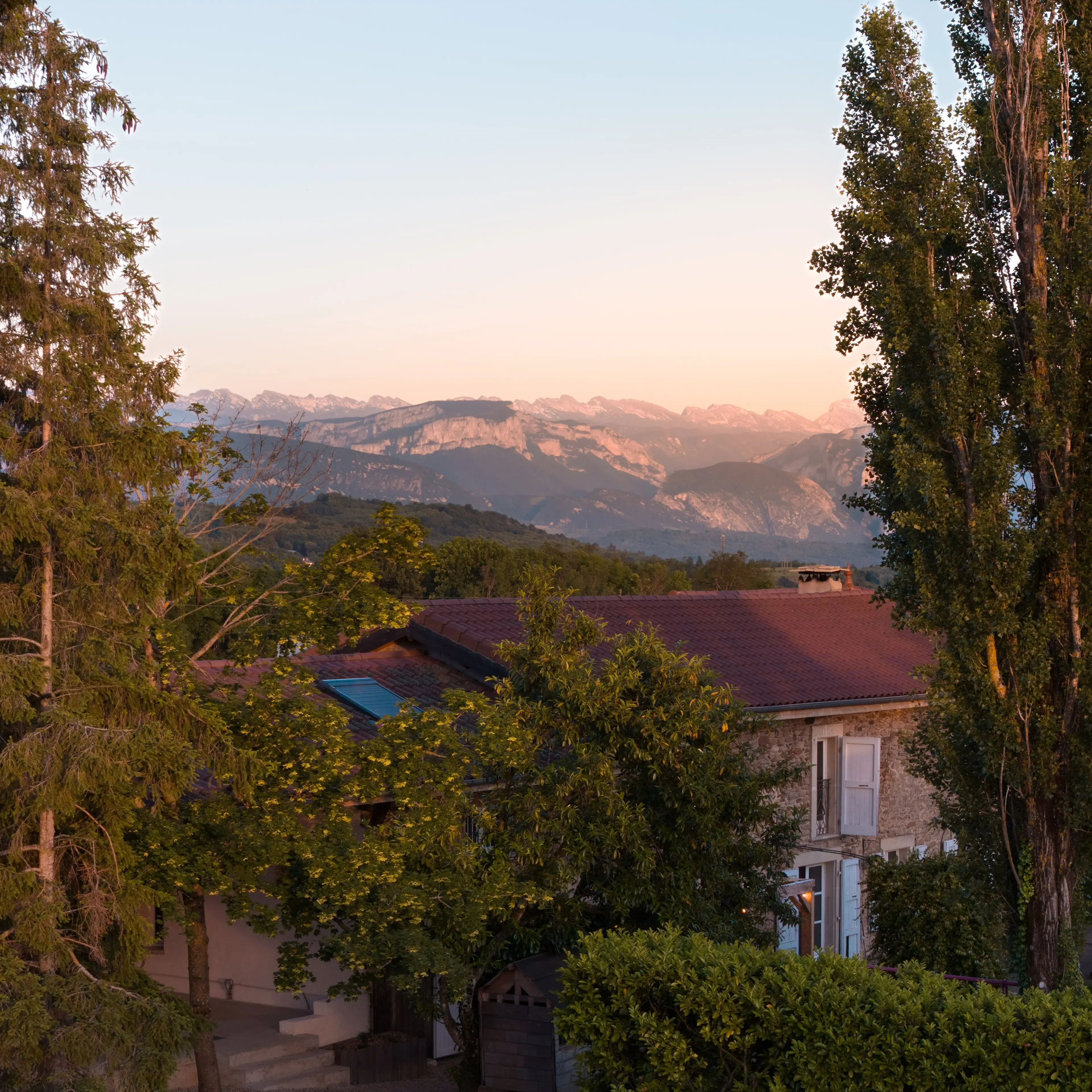 Vue aérienne du village de Saint-Antoine-l'Abbaye au coucher du soleil, Vercors en arrière-plan