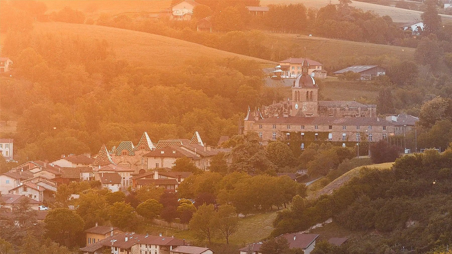 Village de Saint-Antoine-l'Abbaye et son abbaye en lumière dorée