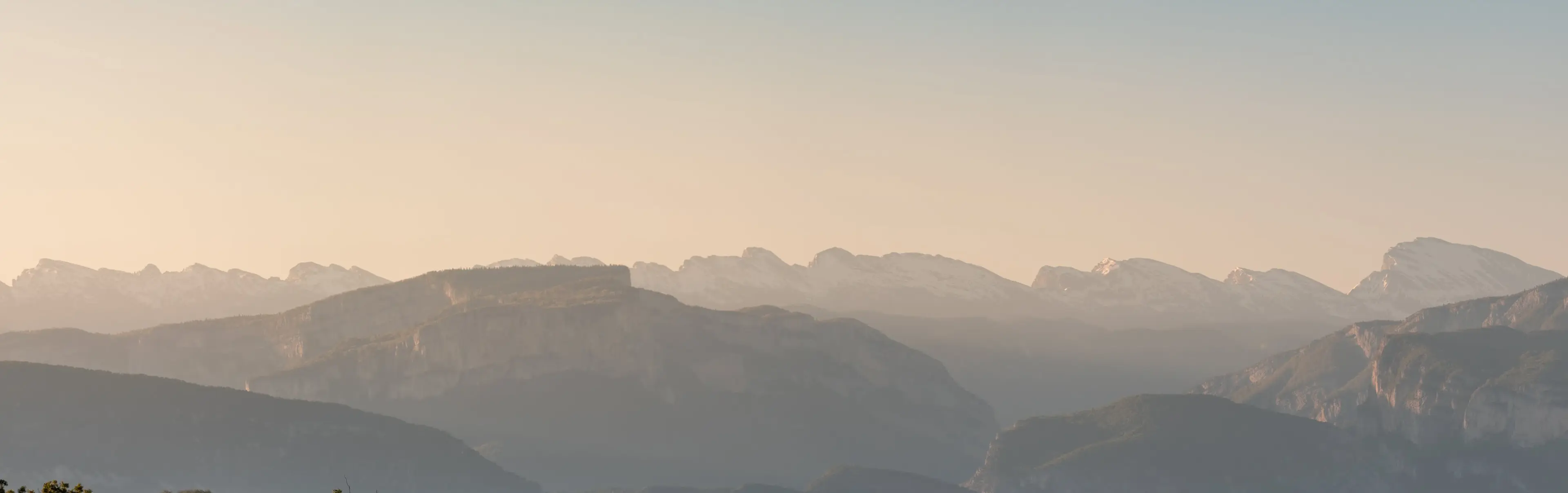 Plateau du Vercors et falaises du Grand Veymont au lever du jour, lumière dorée