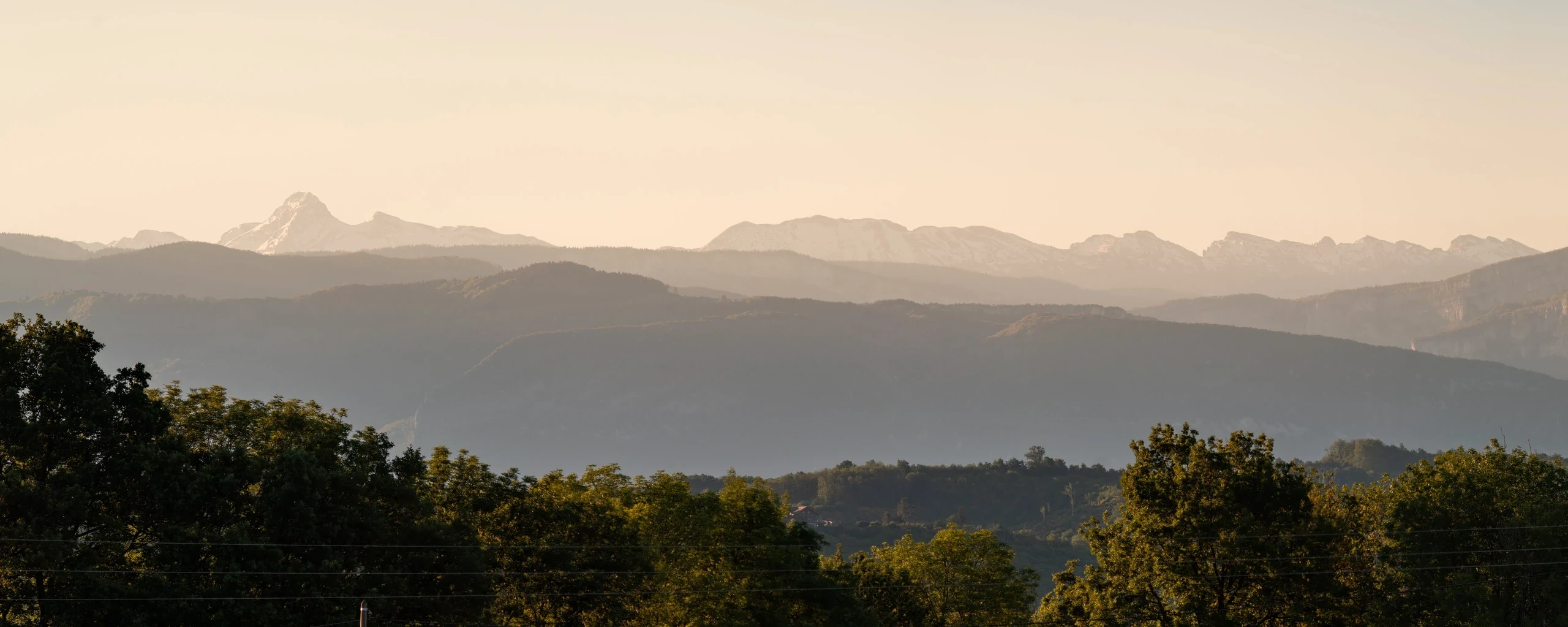 Vue panoramique sur la Grande Moucherolle et les sommets du Vercors depuis les environs du gîte
