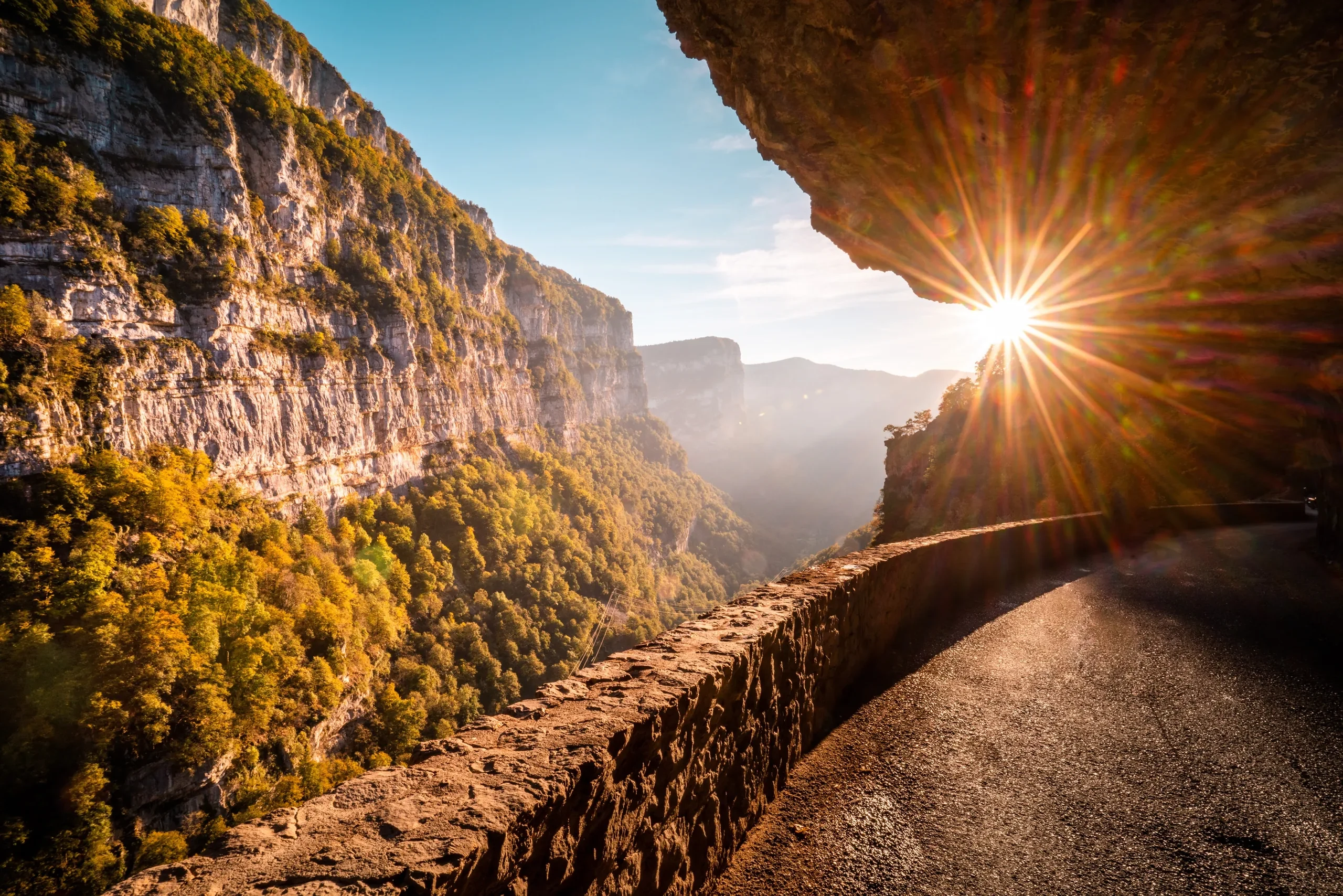Route remarquable du Vercors taillee dans le relief
