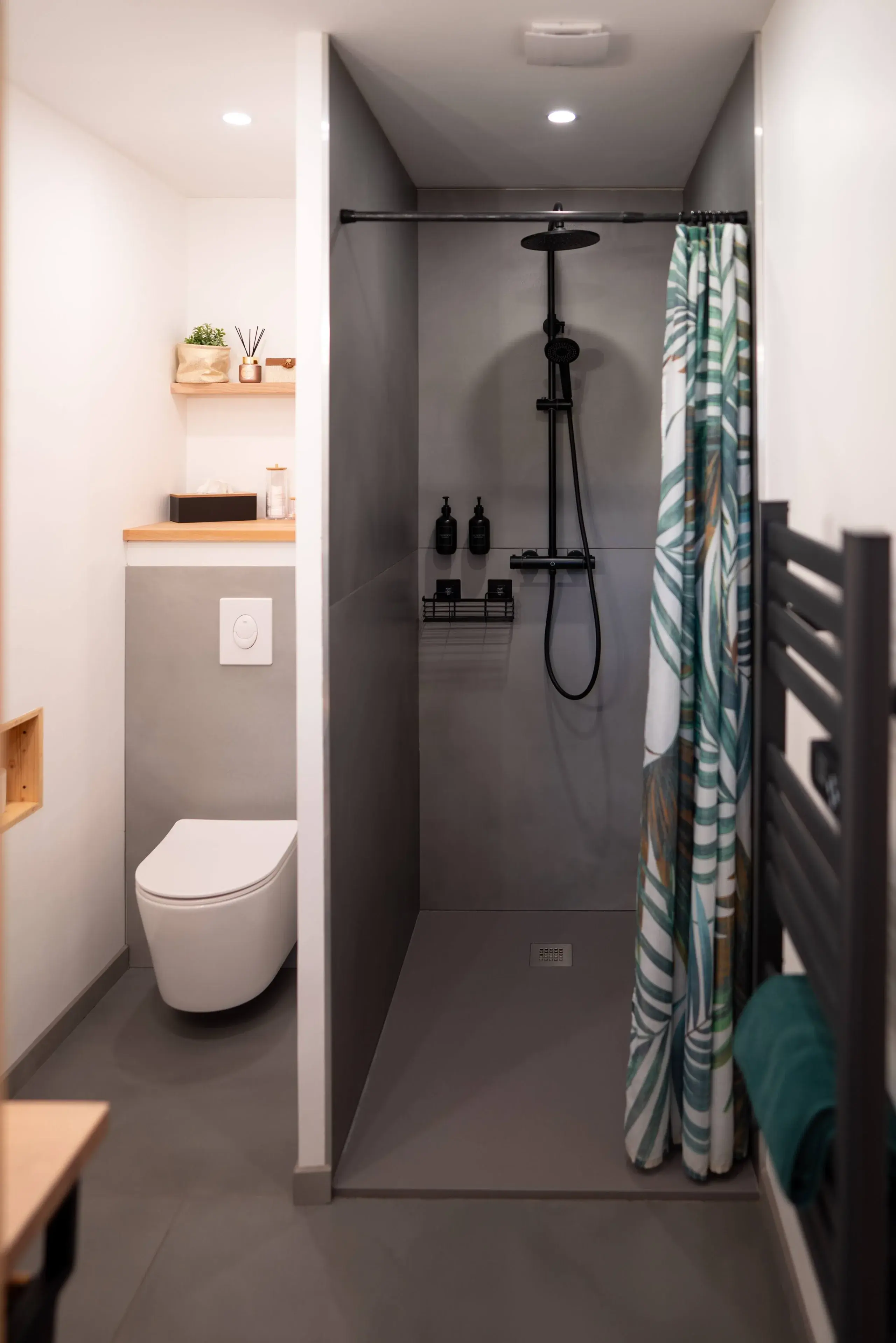 Salle de bain du gite avec douche italienne et WC