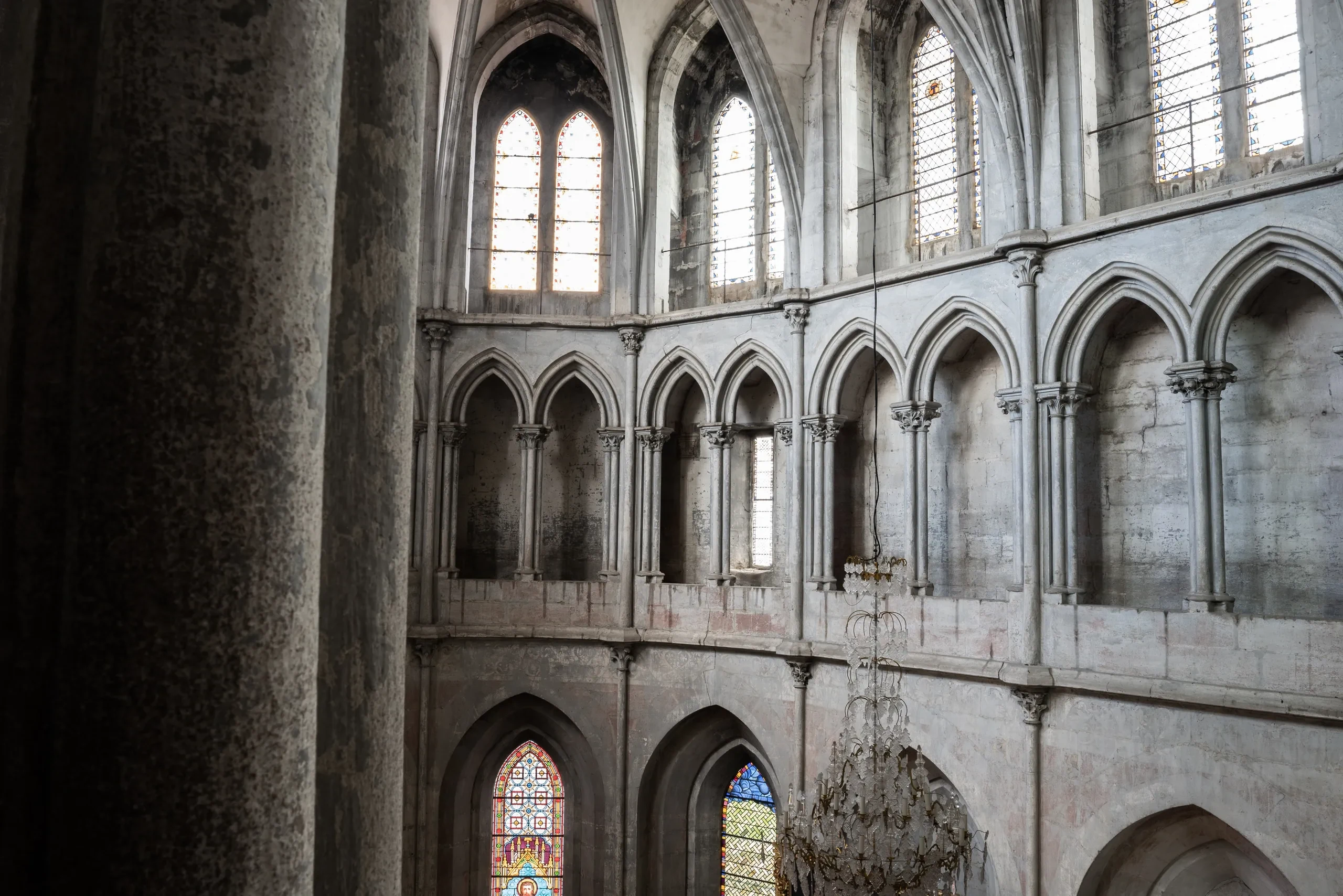 Interieur de l'abbaye de Saint-Antoine-l'Abbaye avec voutes en pierre