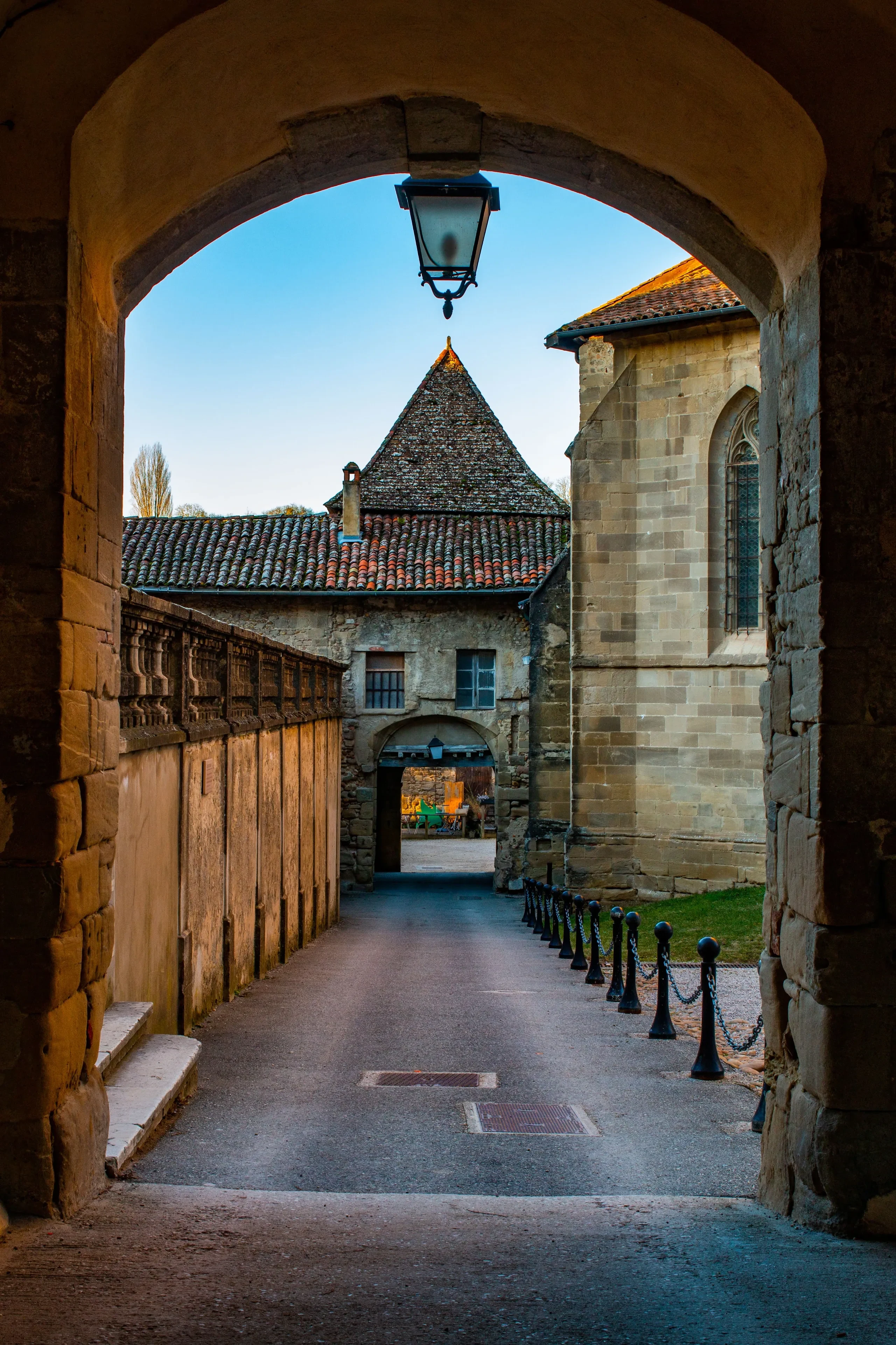Ruelle en pierre devant le musee de Saint-Antoine-l'Abbaye