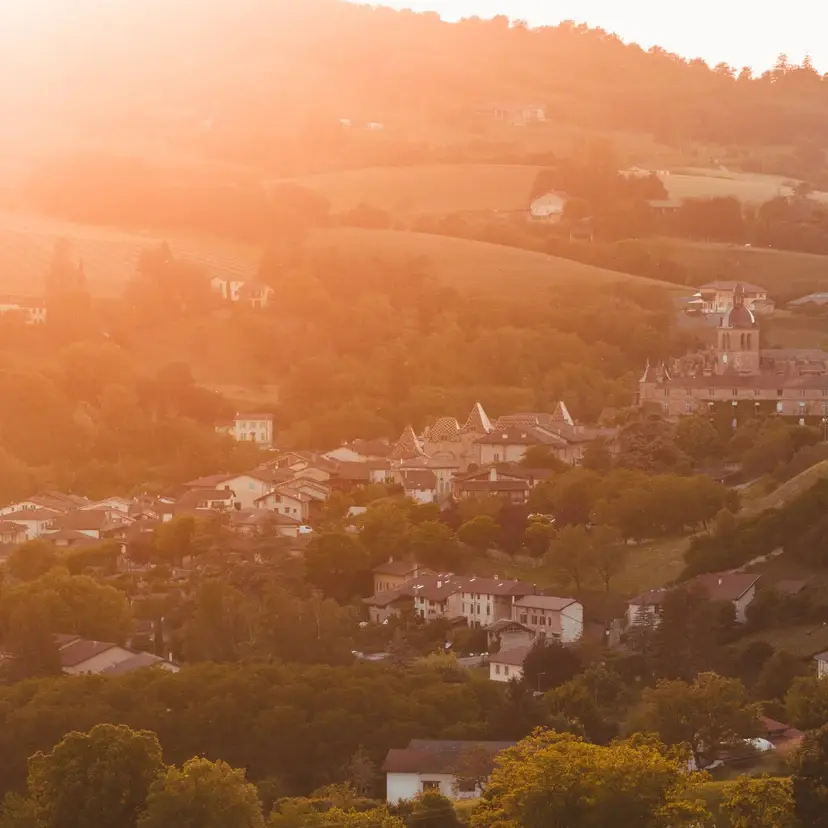 Vue aérienne de Saint-Antoine-l'Abbaye et son abbaye au coucher du soleil