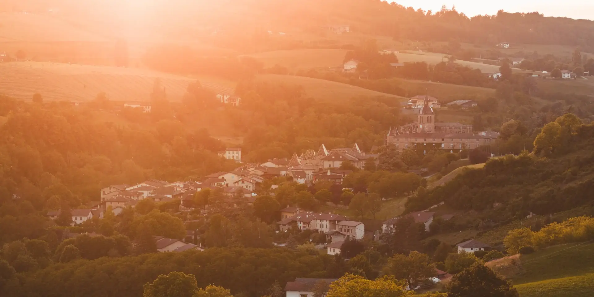Vue aérienne de Saint-Antoine-l'Abbaye et son abbaye au coucher du soleil